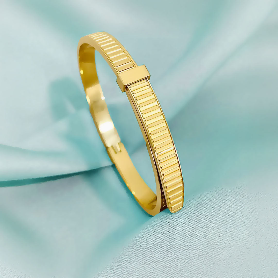 Luxe loop bangle bracelet