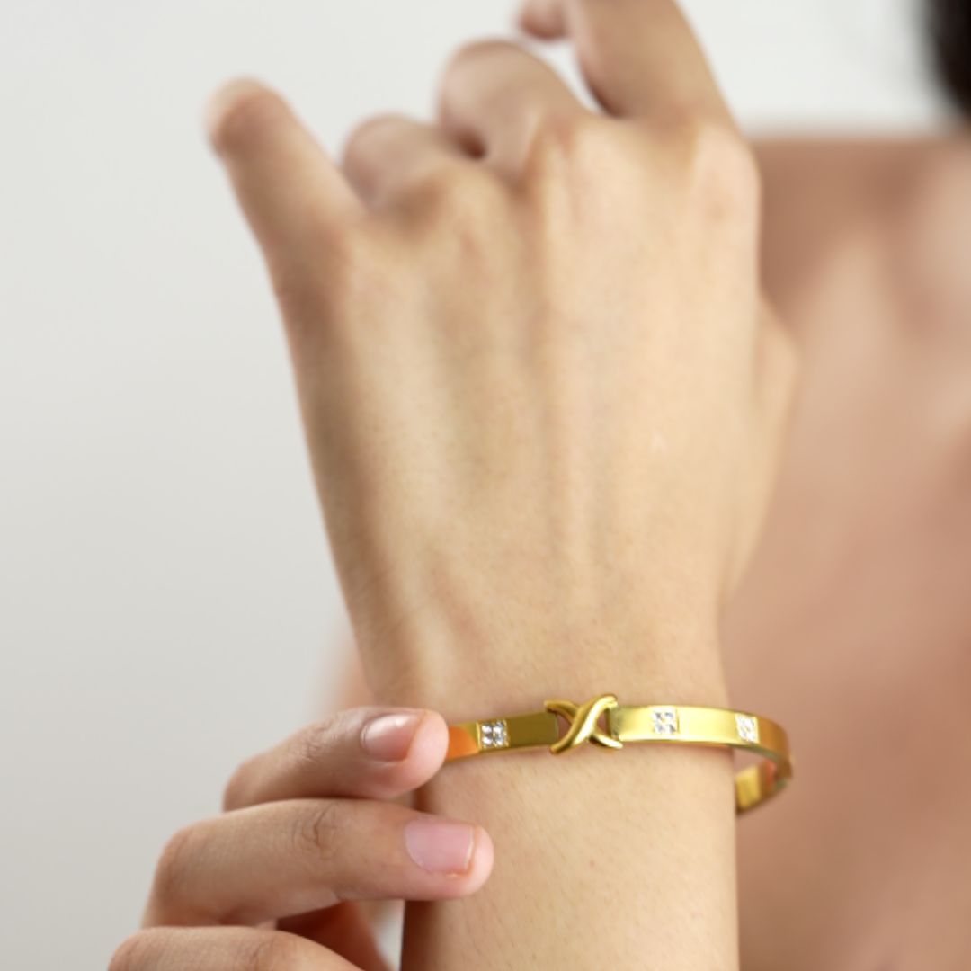 Interlocked Gold Bangle Kada