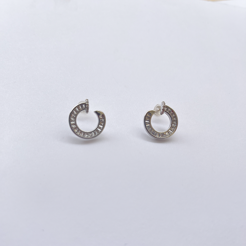 Silvery Euphony’ earrings