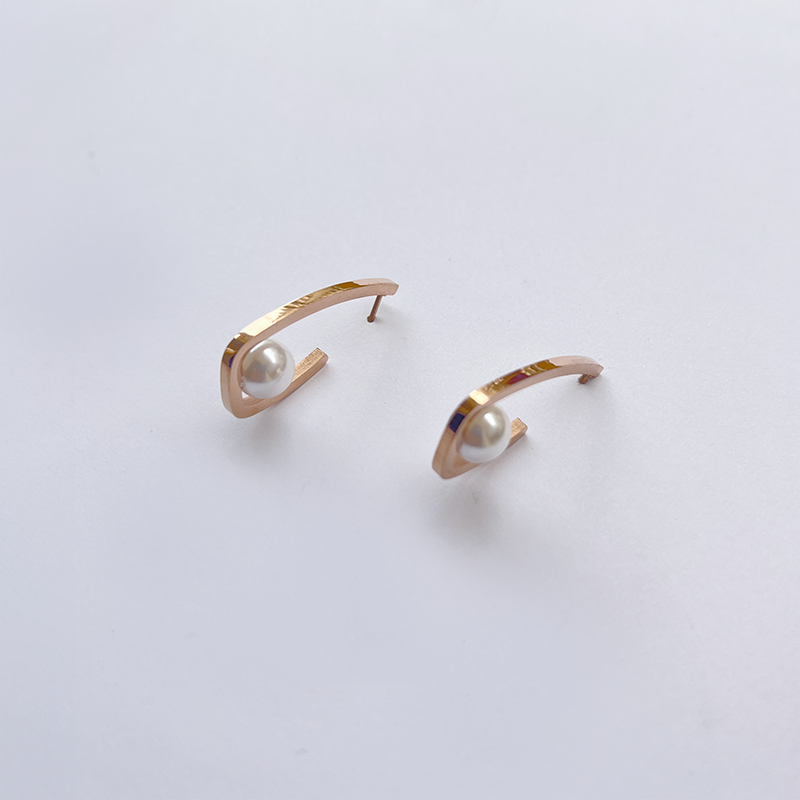 U-Loop Pearl earring